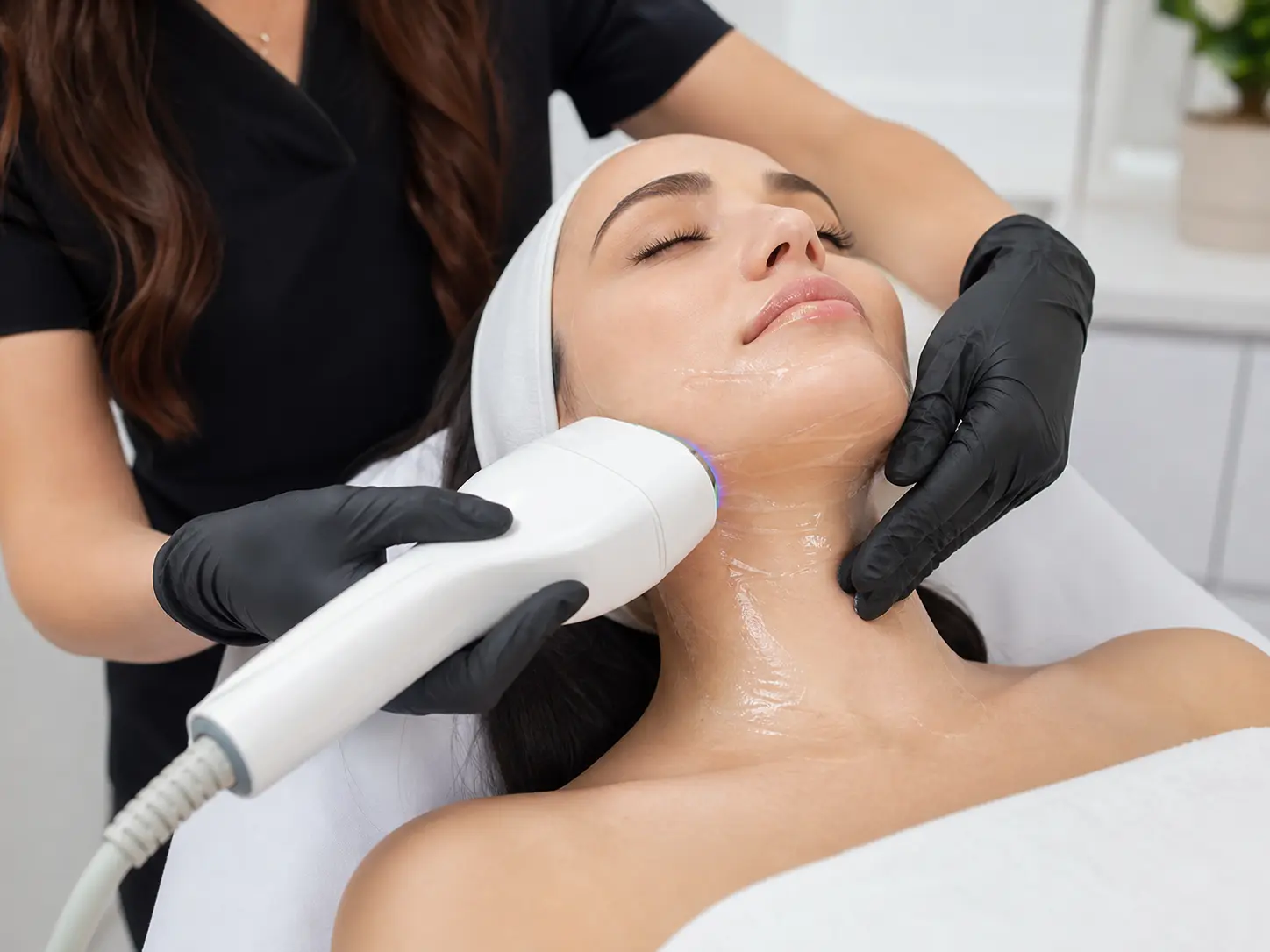 Non-invasive firming device used on the lower face and neck